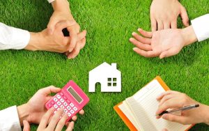 ¿Quién reparte las casas o terrenos de una herencia?